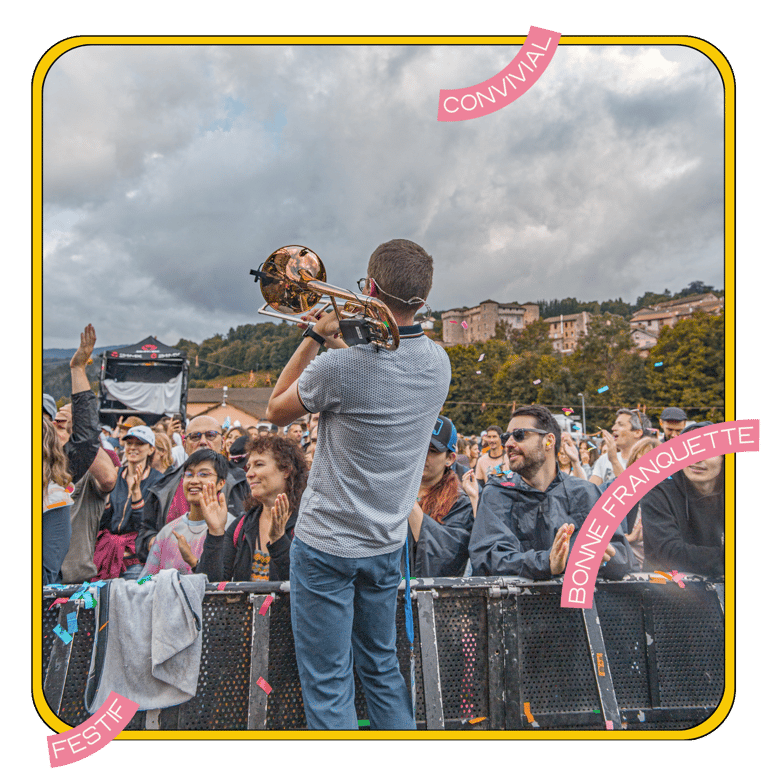 Public en communion avec l’artiste au Chalma’Fest – Un moment intense de musique live au festival