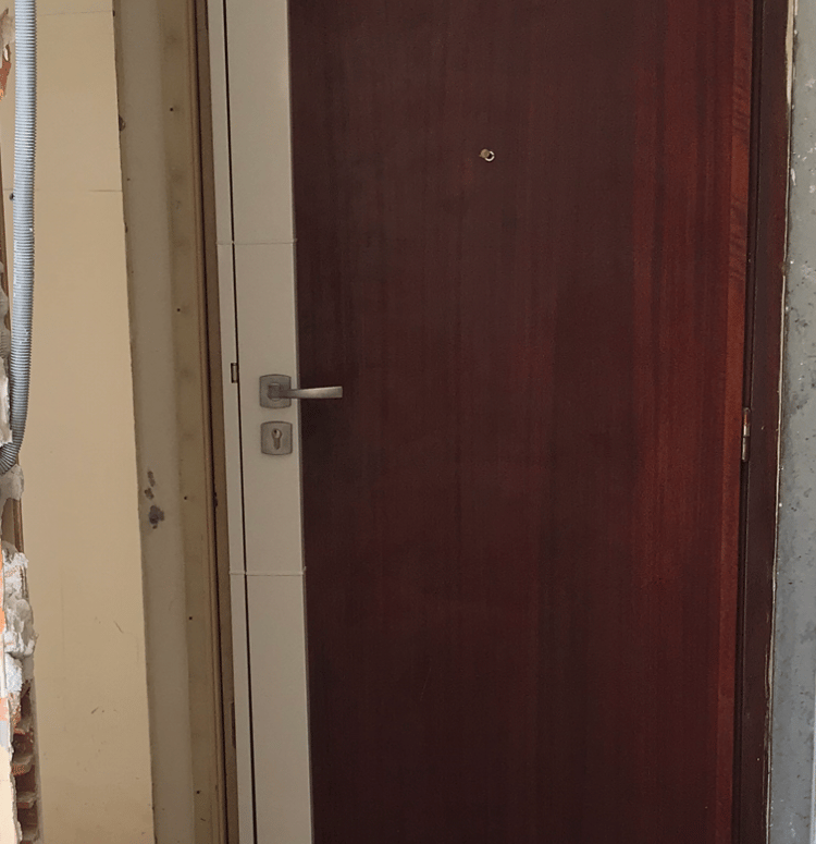 serrure carénée multipoints Vachette blanche installée sur une porte palière
