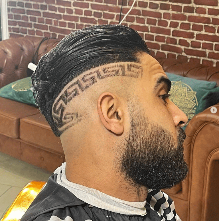Aufwendiger Haarschnitt mit rasiertem Muster