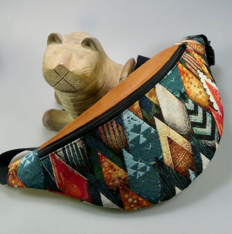 un sac banane en tissus jacquard multicolore avec motifs de montagnes stylisées