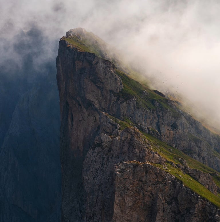 Une des falaises de Seceda, et sa nuée de choucas