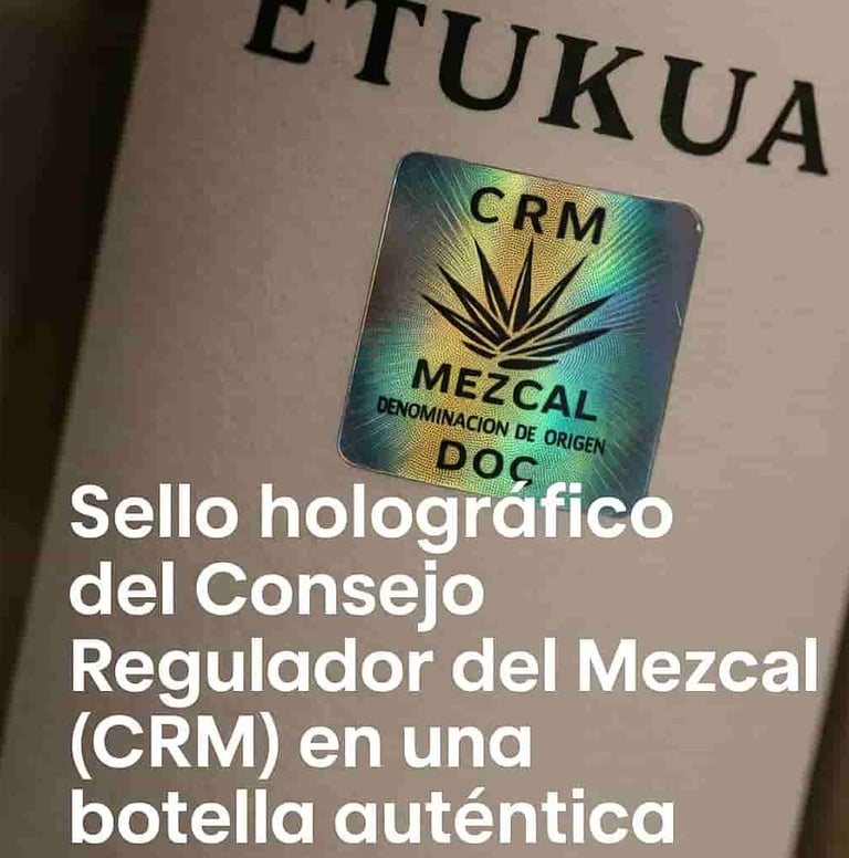 Close-up del sello holográfico de la Denominación de Origen Mezcal en una botella.