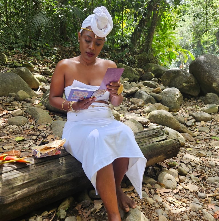 Inaya en méditation avec un tirage d'oracles dans la nature en Guadeloup
