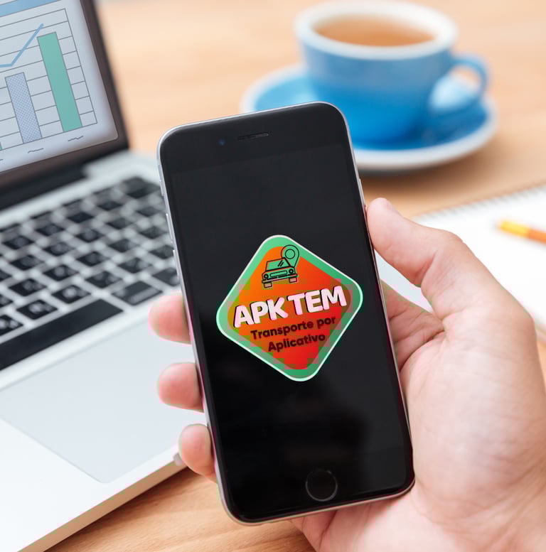 Uma pessoa segurando um telefone na mão