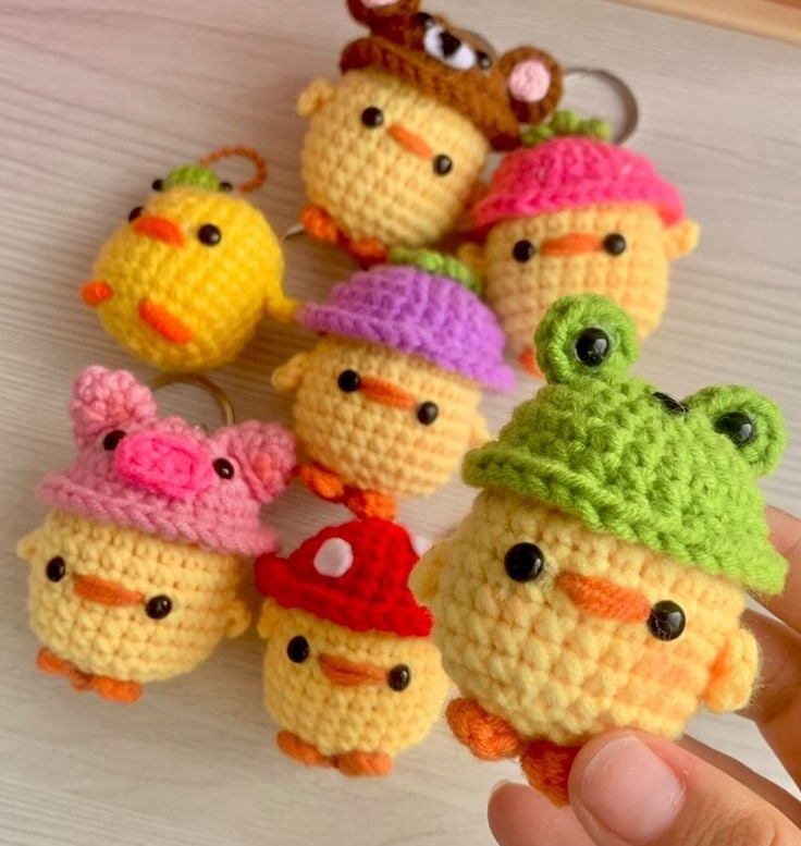pollitos tejidos a crochet, con sombrerito