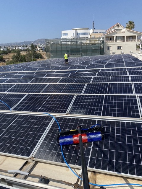 Industrial solar panel cleaning in sunny weather Επαγγελματικός καθαρισμός φωτοβολταϊκών στην Κύπρο