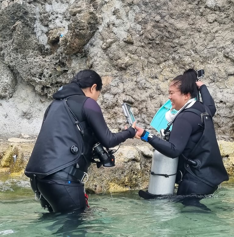 Sugbudiver taking photo using divevolk before diving