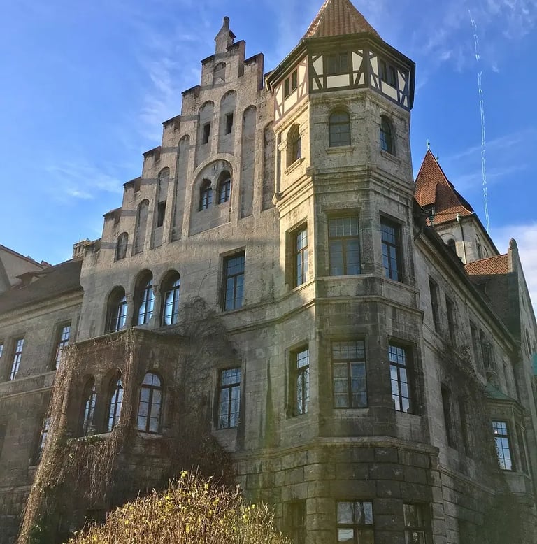 Außenansicht des Schloss Faber-Castell in Stein bei Nürnberg an einem sonnigen Tag