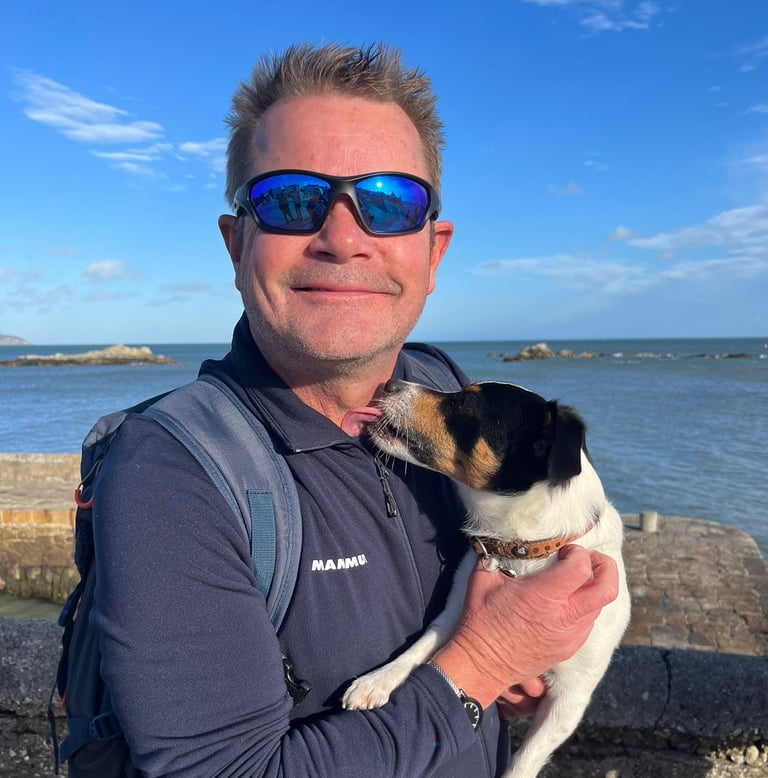 John Hayes Profil Picture with Jack Russell Puppy called Jack