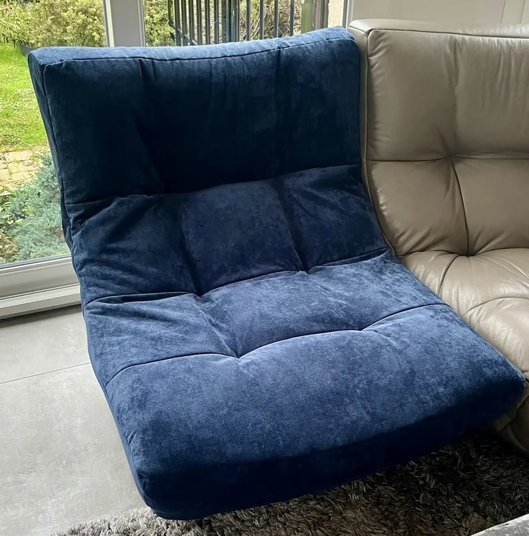 Fauteuil chauffeuse Chateau d'Ax couvert de velours bleu