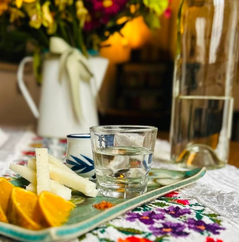 vasito de mezcal con naranjas