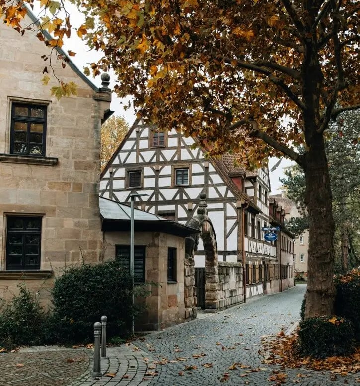 Historische Gasse mit Fachwerkhaus in Fürth