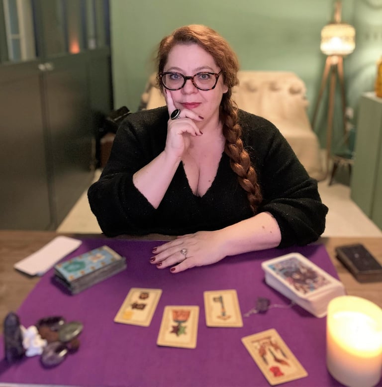Portrait Manouche cartomancie la Voix des Cartes avec l'oracle Belline