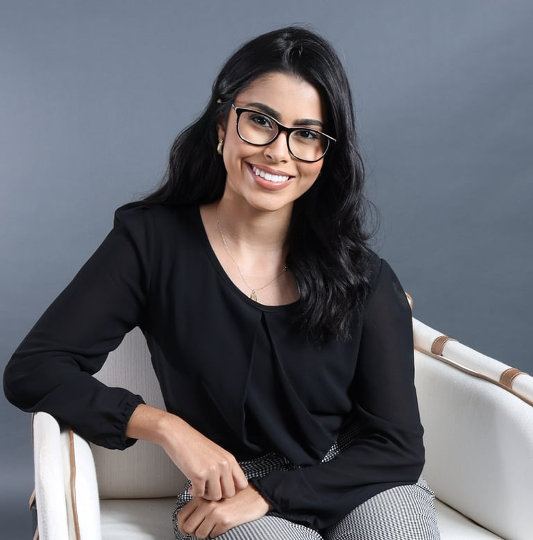 uma mulher de óculos