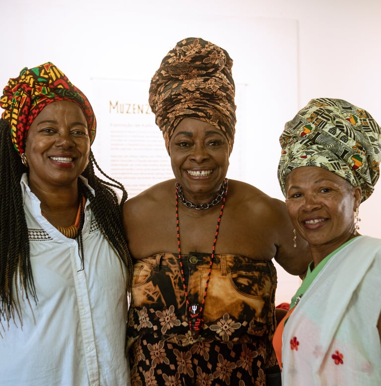Mulheres negras sorrindo com turbantes
