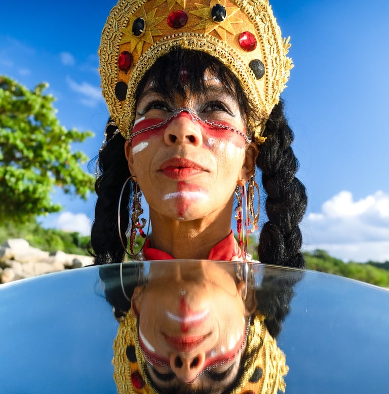 Mulher com coroa olha para o horizonte abaixo seu reflexo no espelho