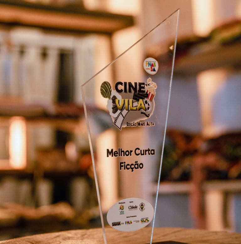 Imagem de troféu transparente com fundo desfocado