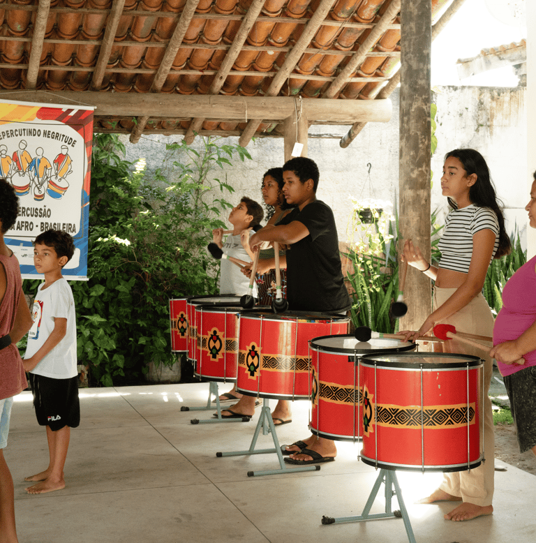 Alunos de percussão com tambores