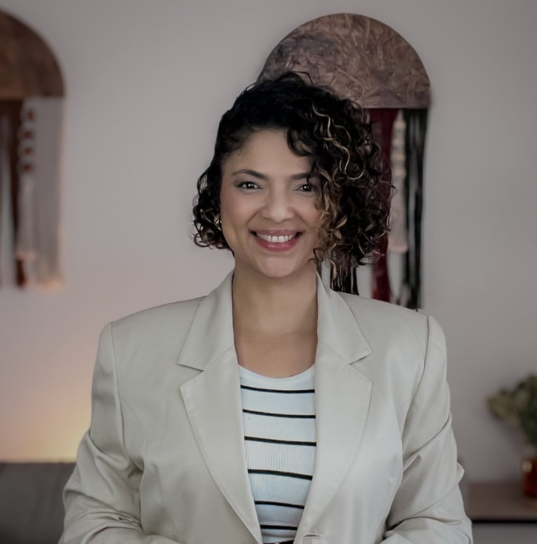 mujer y madre sonriente psicóloga crianza