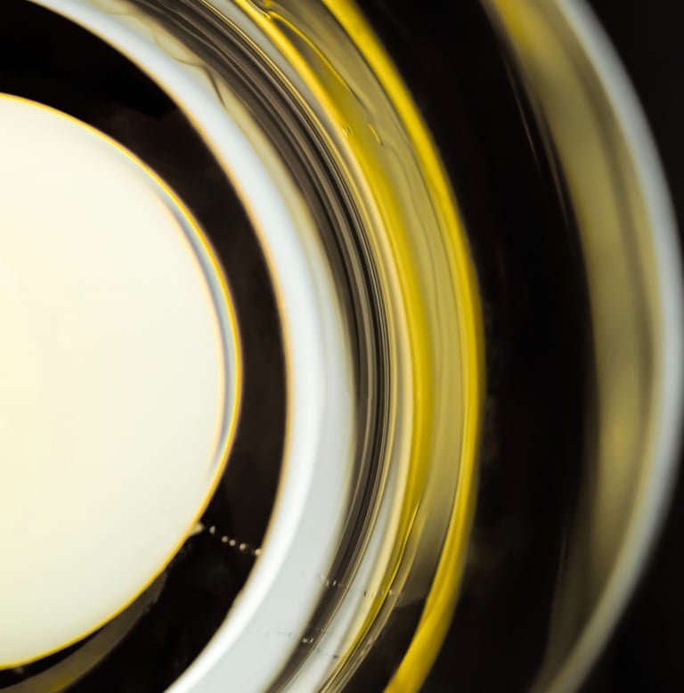 fond de verre de vin blanc en mouvement vu de dessus