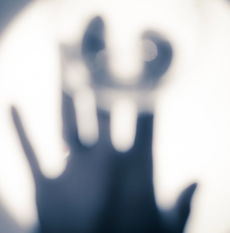 photo floue d'une main tenant un verre de vin en dégustation