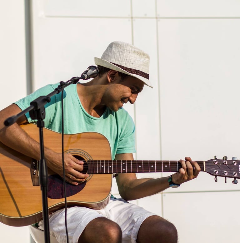Riccardo Rigamonti tocando la guitarra en su concierto con Loop Station