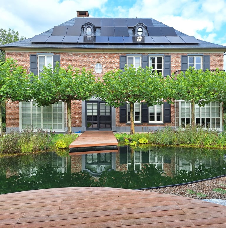 Tuin met grote zwemvijver en natuurlijke beplanting