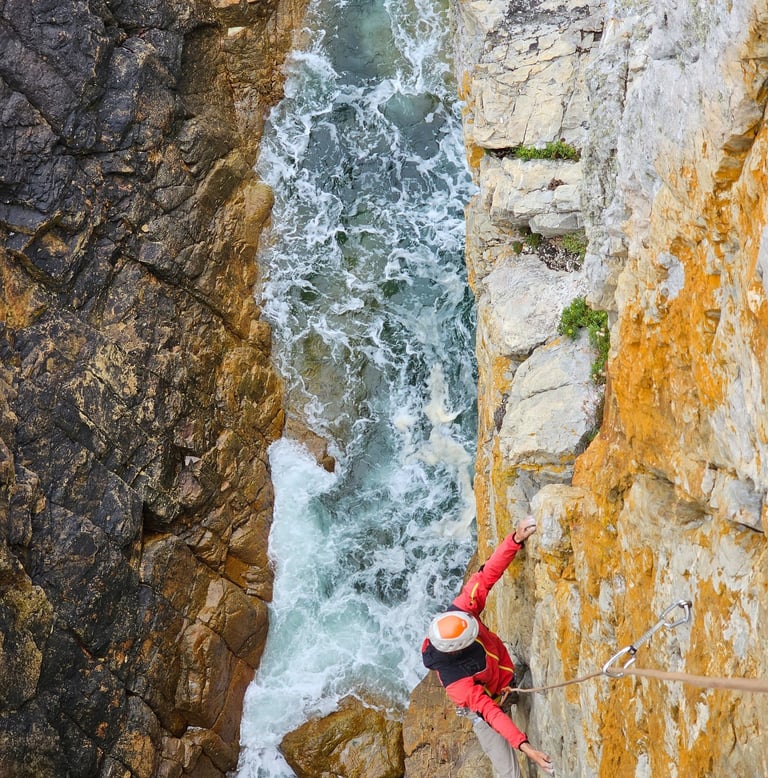 un grimpeur escalade à pen hir sur une falaise de Bretagne.