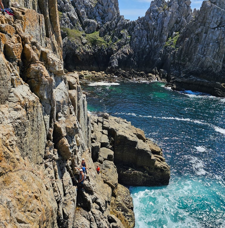 Groupe en stage d'escalade à pen hir. Escalade en grandes voies en Bretagne.