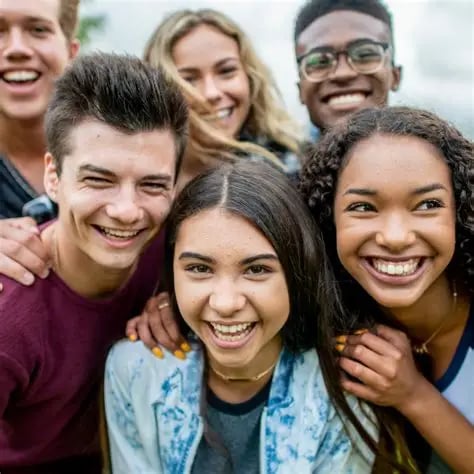 imagem mostra um grupo de jovens reunidos