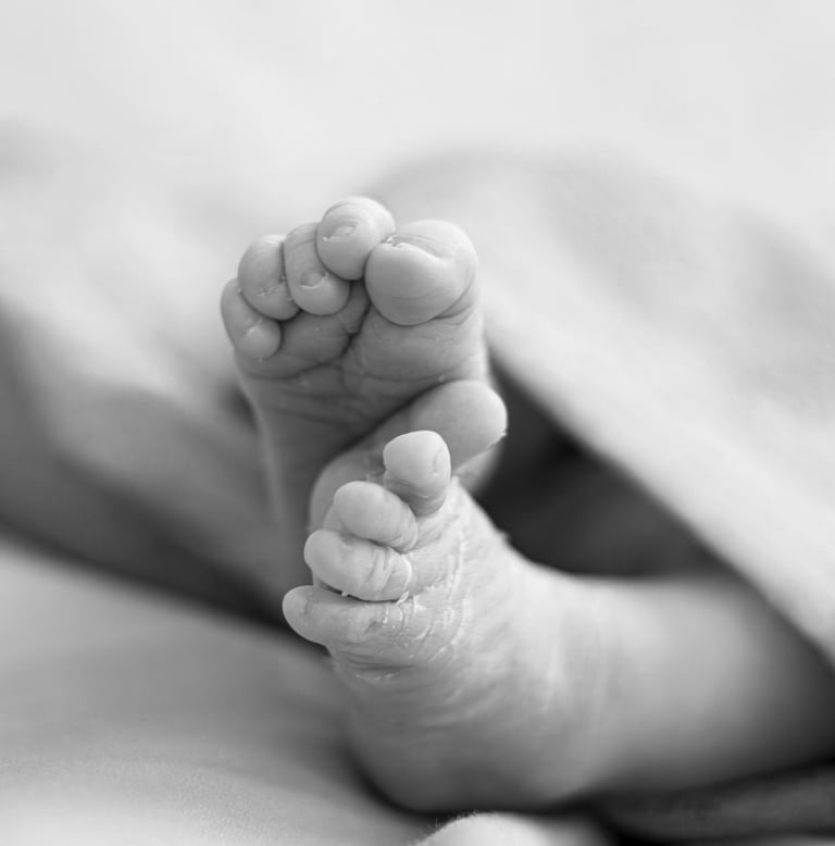 Detall dels peus d'un bebè nounat en una sessió de fotos newborn a Girona en estudi fotogràfic