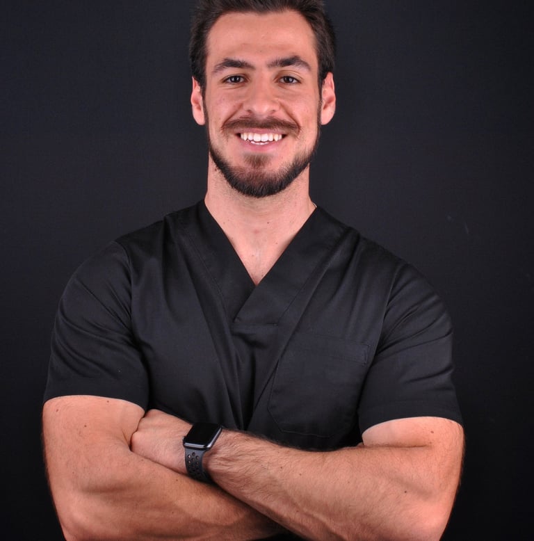 Dr. Miguel Alcobia especialista em implantologia na clínica médica e dentária em Setúbal.