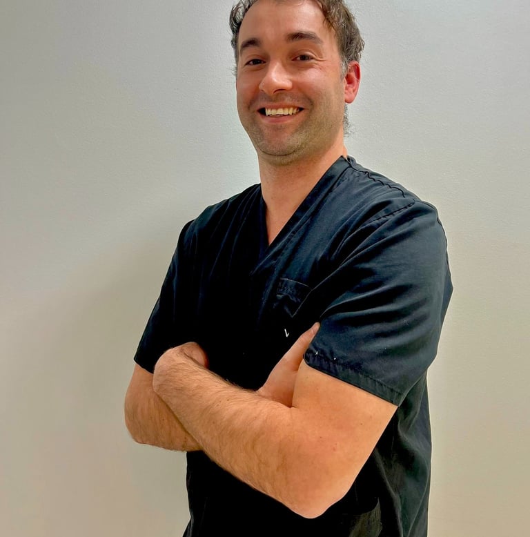 Dr. Ricardo Valente, especialista em implantologia e reabilitação oral na clínica médica e dentária 