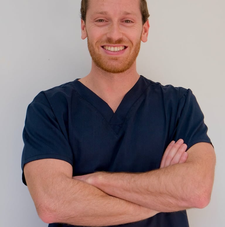 Dr. Manuel Sobral, especialista em restaurações estéticas na clínica médica e dentária em Setúbal.