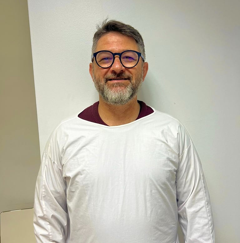José Pauli, técnico de prótese dentária na clínica médica e dentária em Setúbal.
