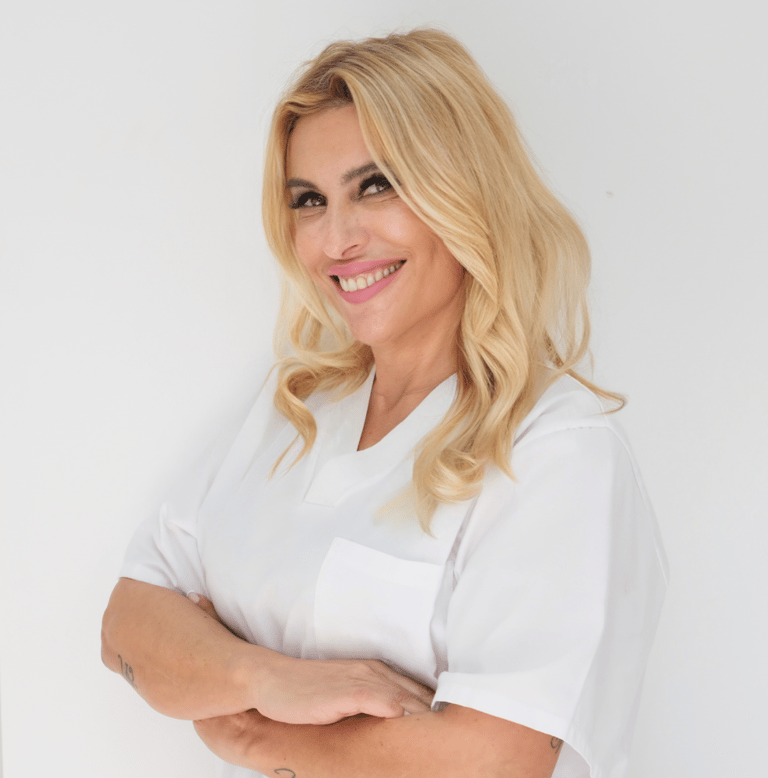 Cláudia Palmeiro, assistente dentária na clínica médica e dentária em Setúbal.