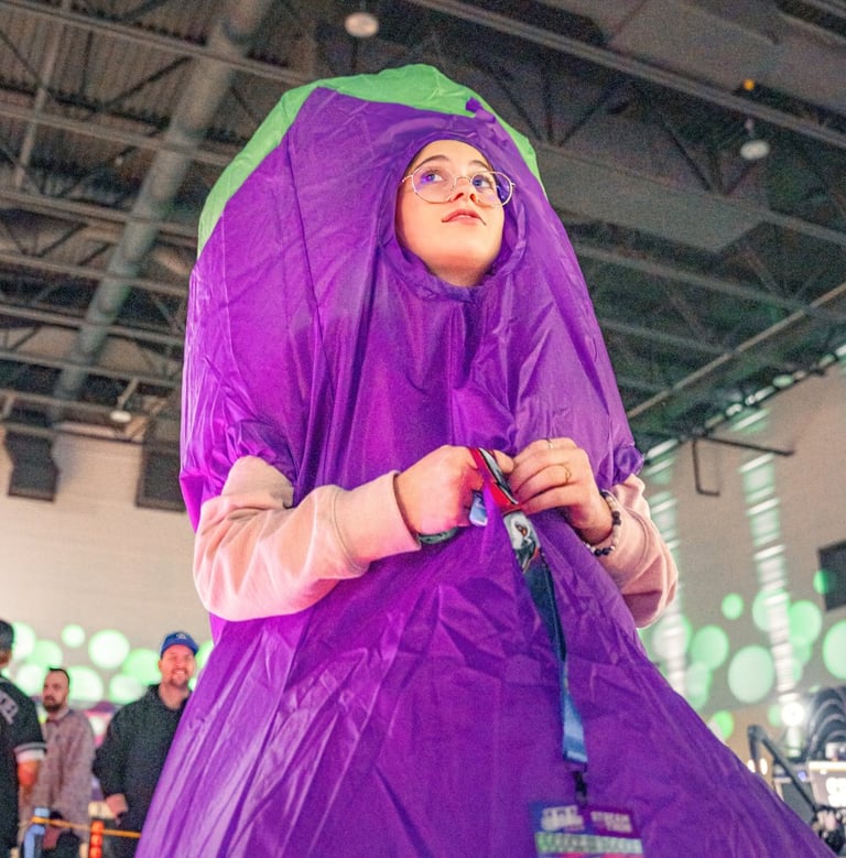 alyssacestmoii dans un costume d'aubergine