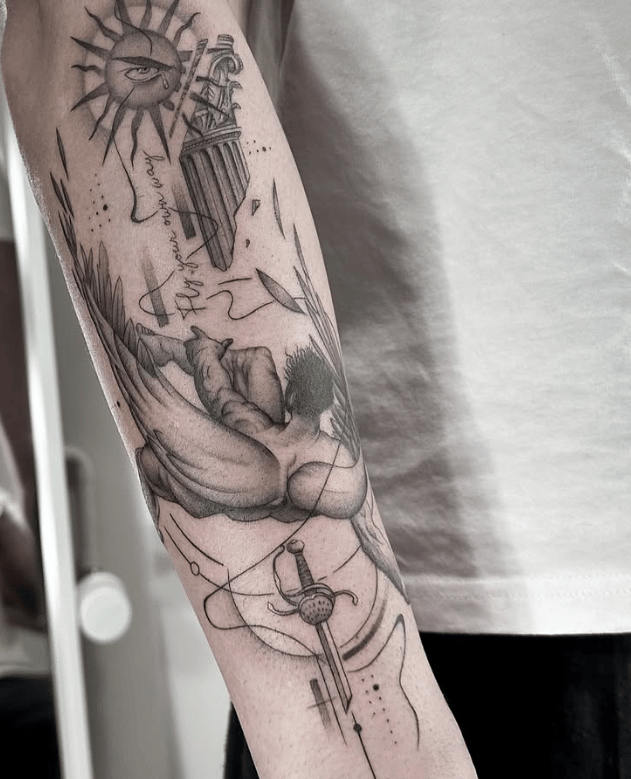 Tatuaje microrealismo sol con ojo, mano y ikaro con geometría en antebrazo madrid