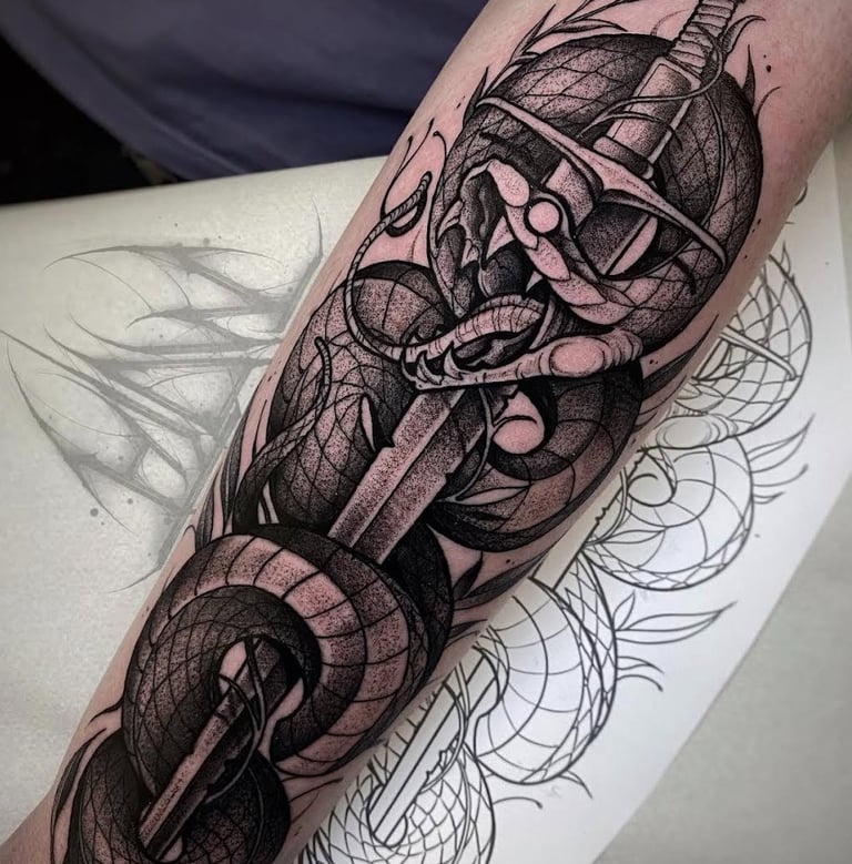blackwork käärme ja miekka tatuointi