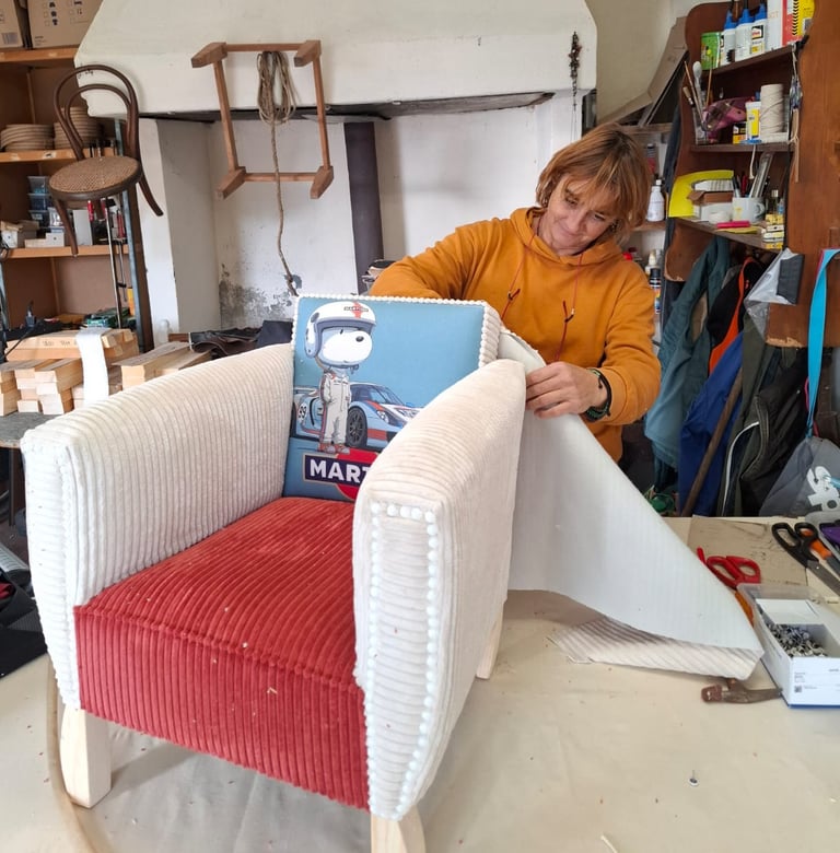 Sonia, tapissière d'ameublement