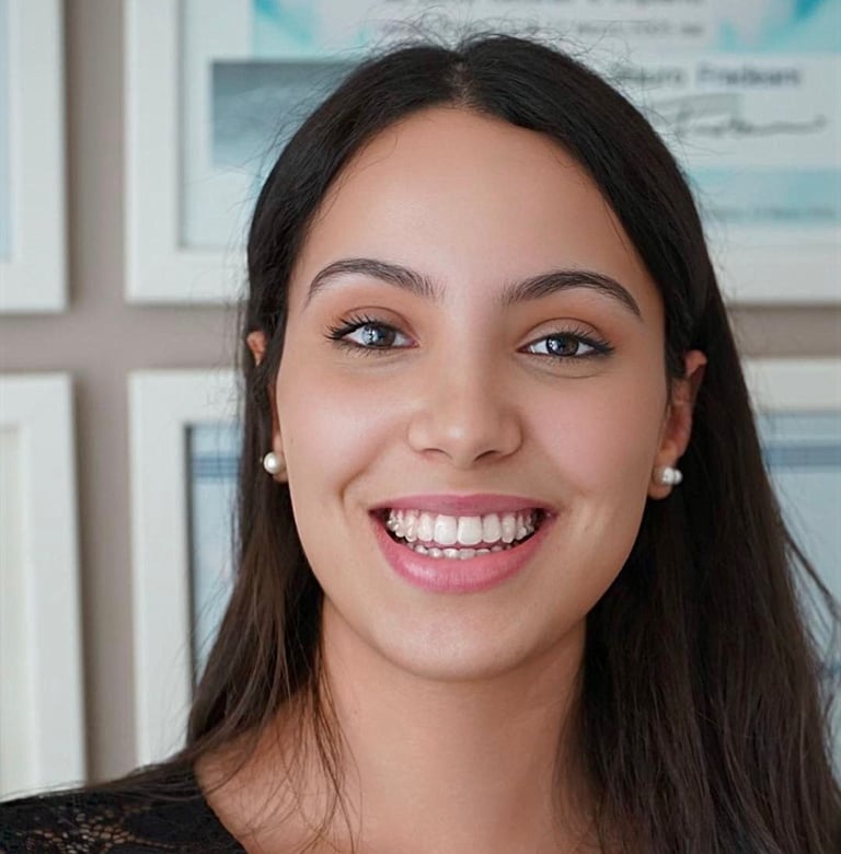 Dounja mostra il risultato finale dopo l'allineamento dentale invisibile