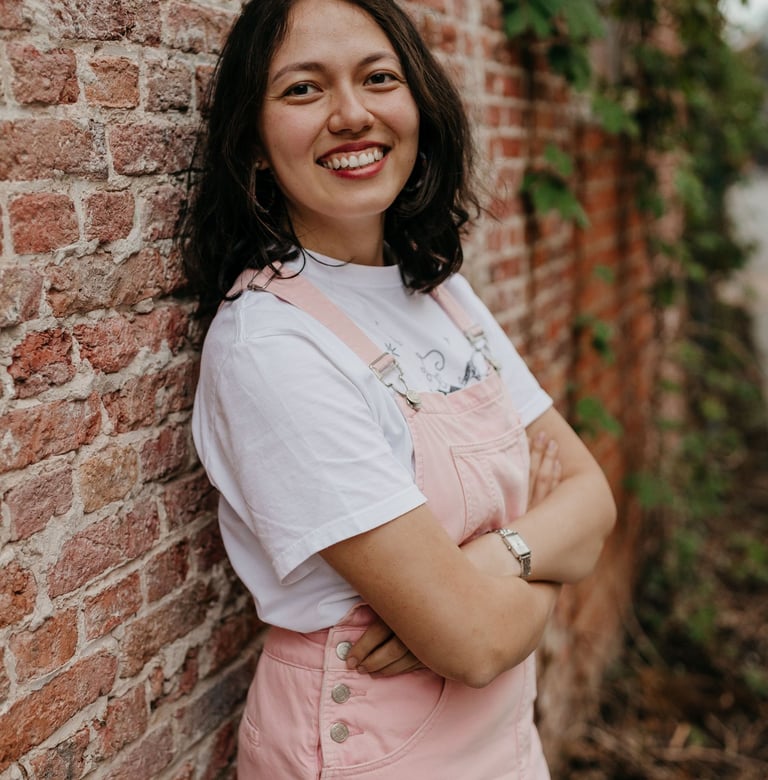 Lili Vanden Wijngaert tegen bakstenen muur