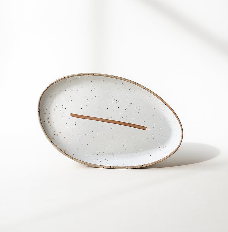 weißer minimalistischer Teller