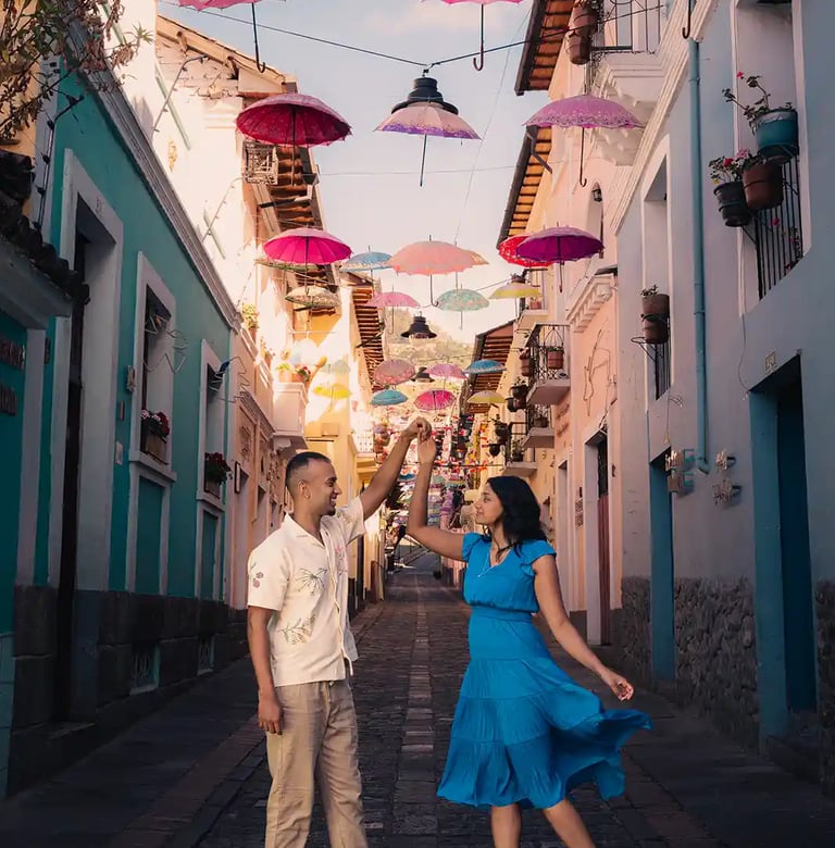 Foto de sesión de pareja en la calle la ronda del centro histórico de Quito, Ecuador