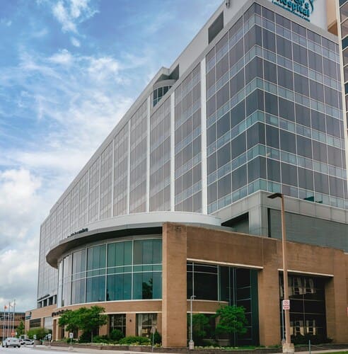 Exterior de vidrio moderno de un edificio de un centro médico de un hospital de ciudad