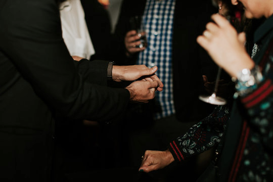 close-up déambulatoire d'un magicien 