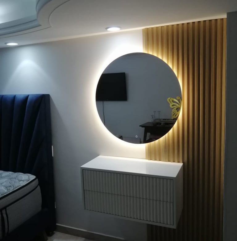 hermoso juego de cama con un elegante espaldar y tocador innovador