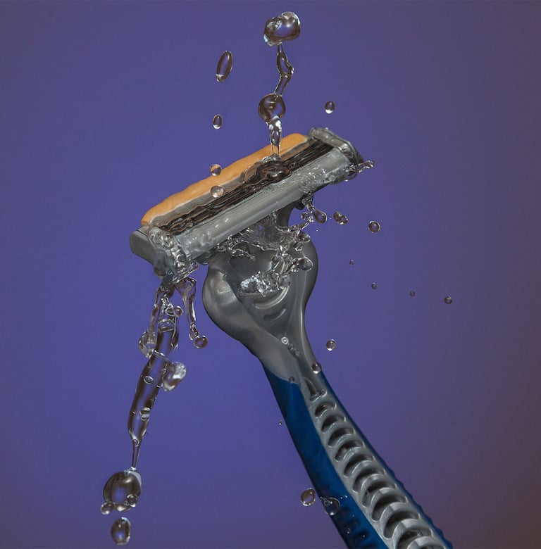 Men's razor with water splash