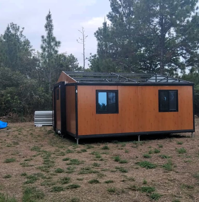 Montage d'une maison préfabriquée type mobilhome.