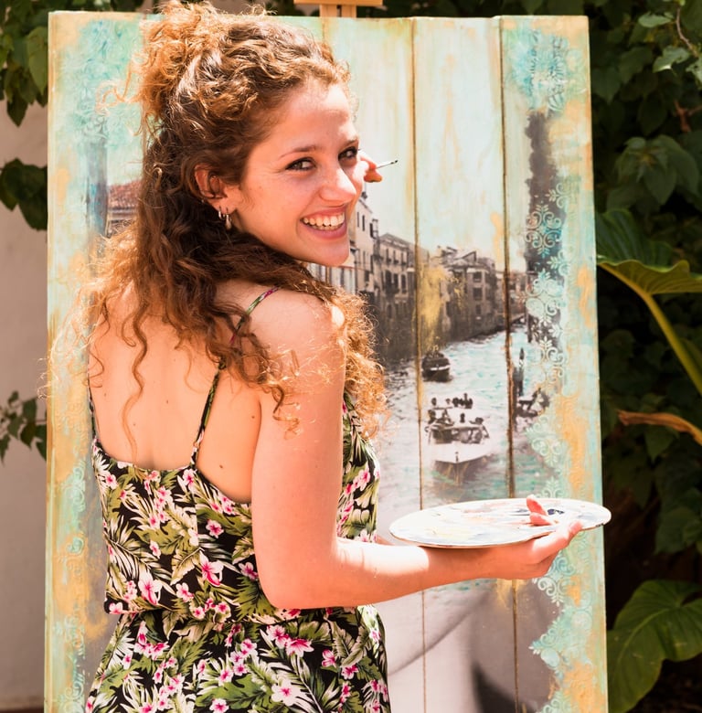 MULHER FELIZ PINTANDO 